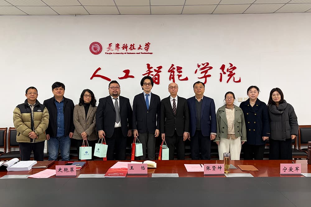 KCGI・KCGと提携関係にある中国・天津科技大学で開催された交流シンポジウムの後，写真に納まる出席者たち。KCGI・KCGの教員らによる約1カ月にわたる集中講義も実施されました（2026年3月）