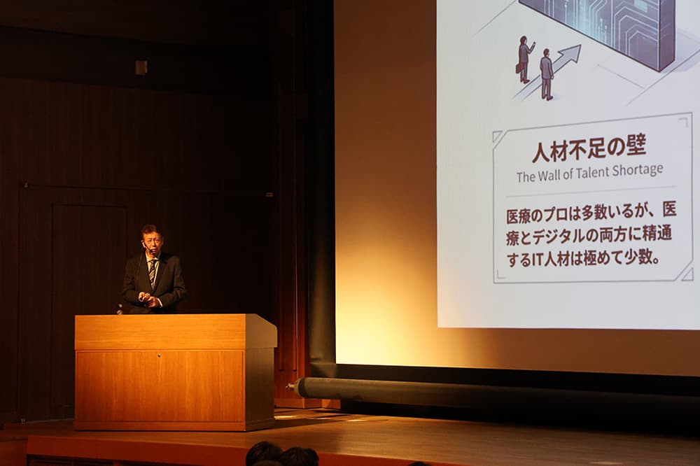 KCG創立63周年記念式で講演する北岡有喜KCGI教授（2026年5月8日，KCG京都駅前校・KCGI京都駅前サテライト6階大ホール）
