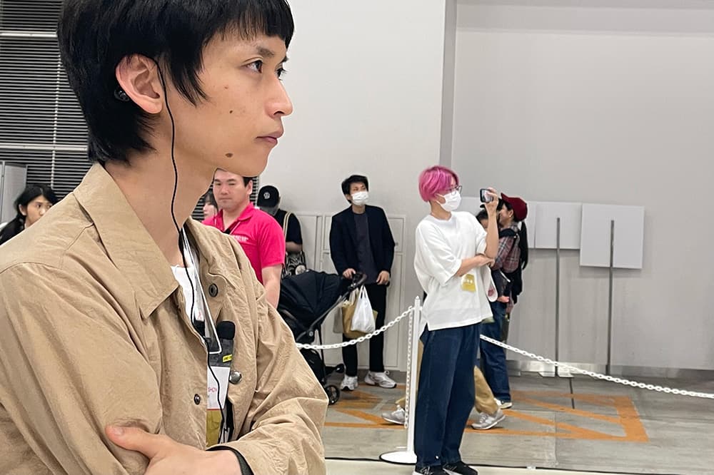 真剣な表情でステージの進行を見守ります
