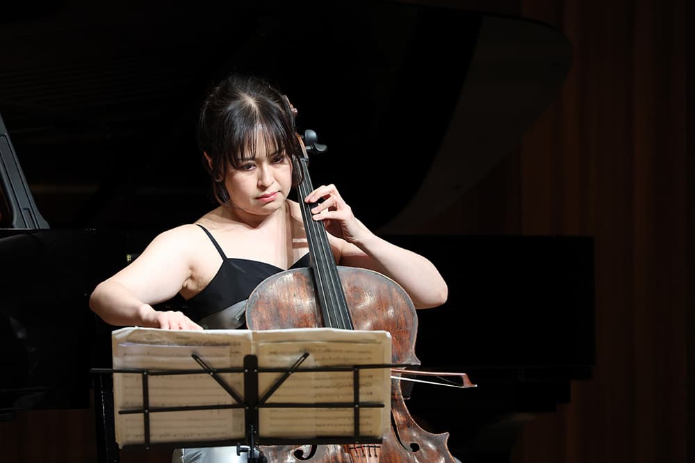 池村佳子さんのチェロの深い音色がホールに響きました