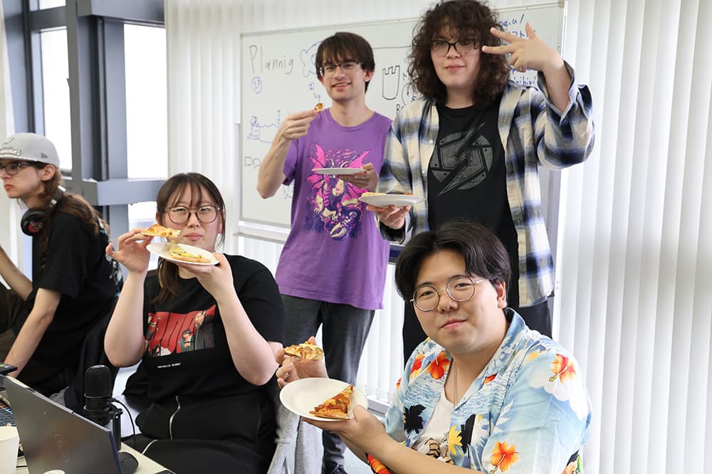 制作の合間にみんなで腹ごしらえ