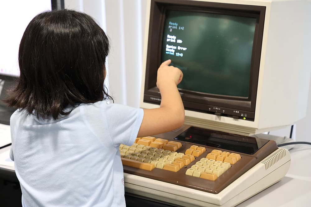 昔のパソコンは画面も現在とはまったく違います