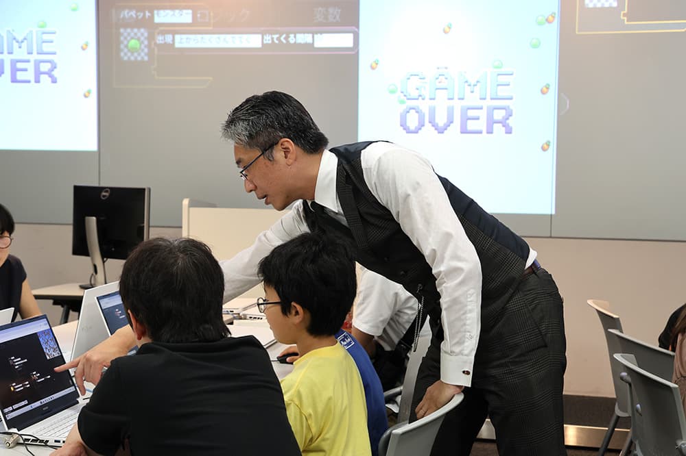 児童らは自分だけのゲーム作りに熱中しました