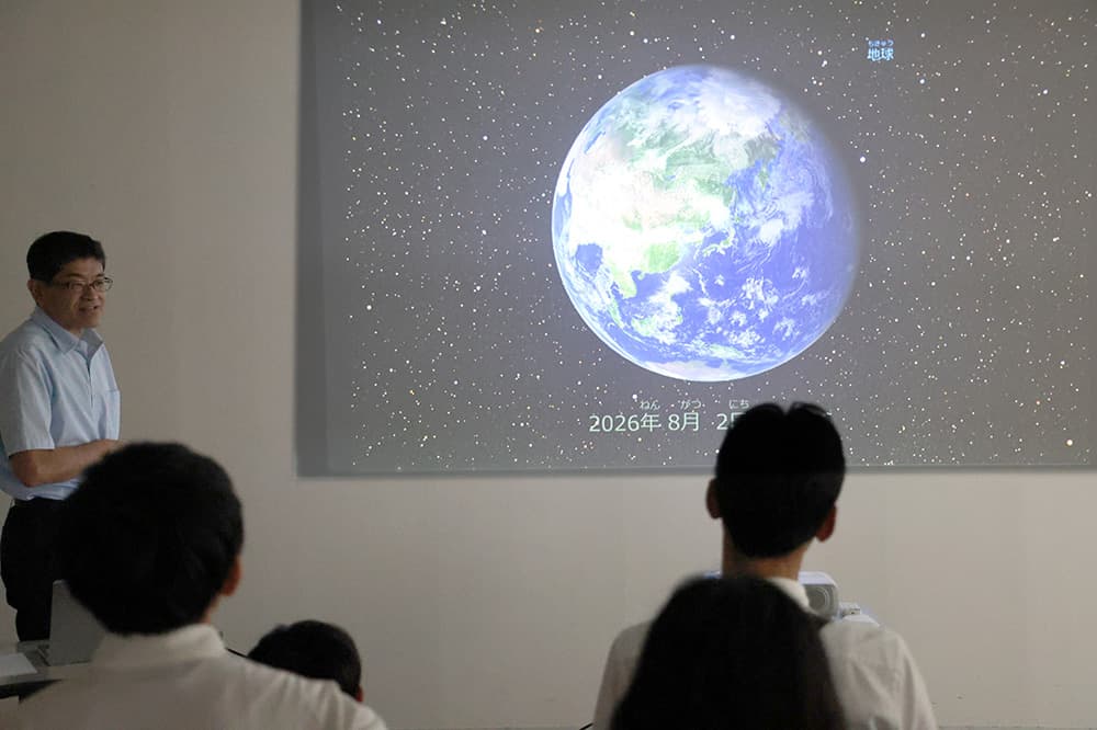 貴重な映像を見ながら宇宙旅行の気分を味わいました