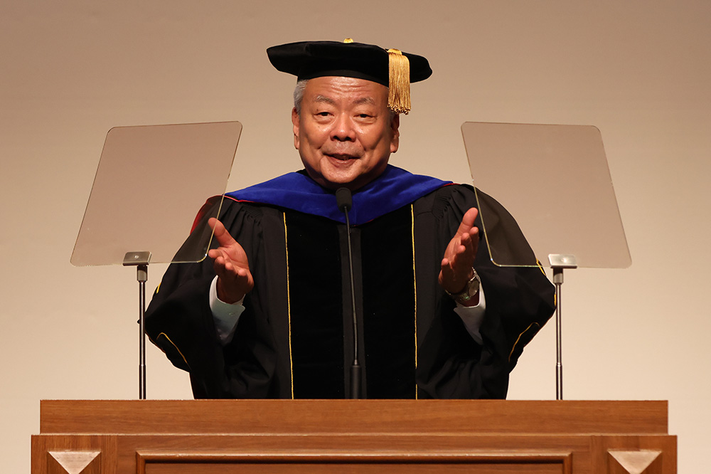 2026年度春学期の学位授与式・卒業式で式辞を述べる長谷川亘KCGI・KCG・KCGM総長（2026年9月14日，KCGI京都駅前サテライト・KCG京都駅前校6階大ホール）