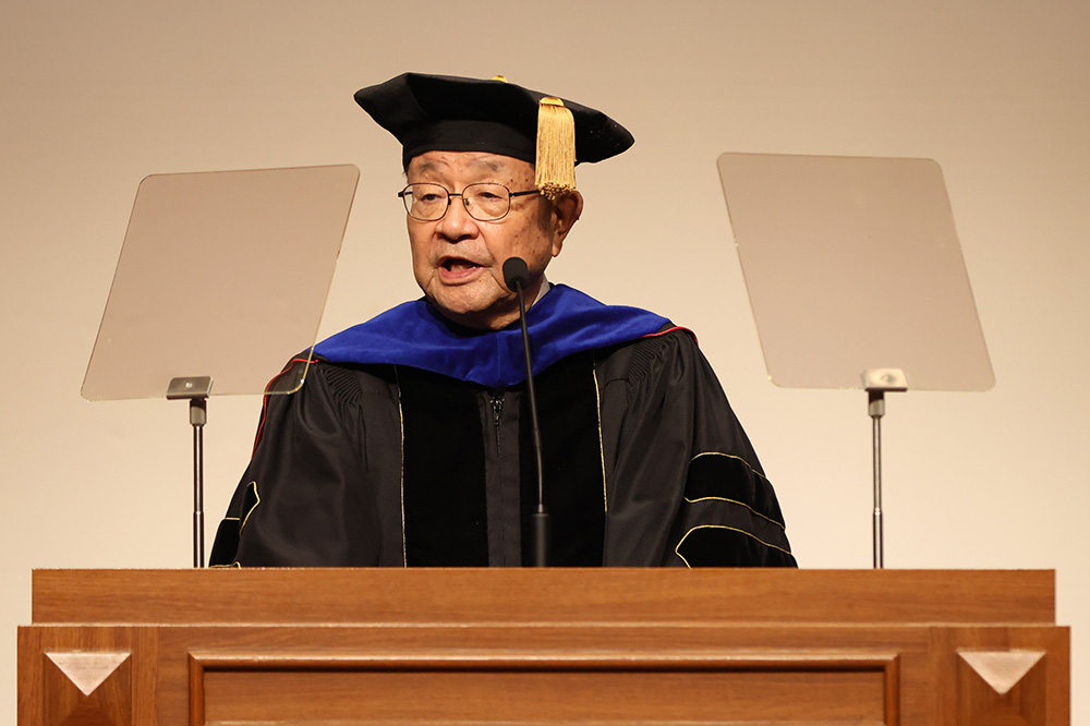 式辞を述べる寺下陽一KCGI学長