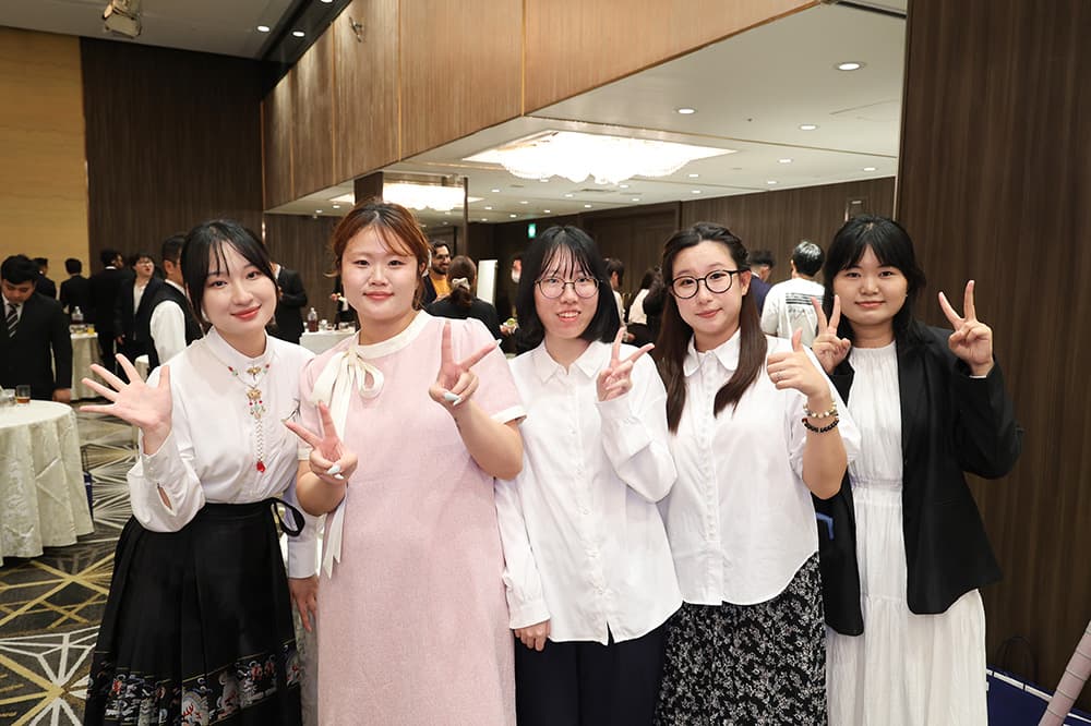 学位授与式・卒業式の式典終了後，修了・卒業祝賀会が開催されました。修了生，卒業生，教職員が，飲み物を手に学業生活の思い出や将来の夢の話に花を咲かせました（2026年9月14日，リーガロイヤルホテル京都春秋の間）
