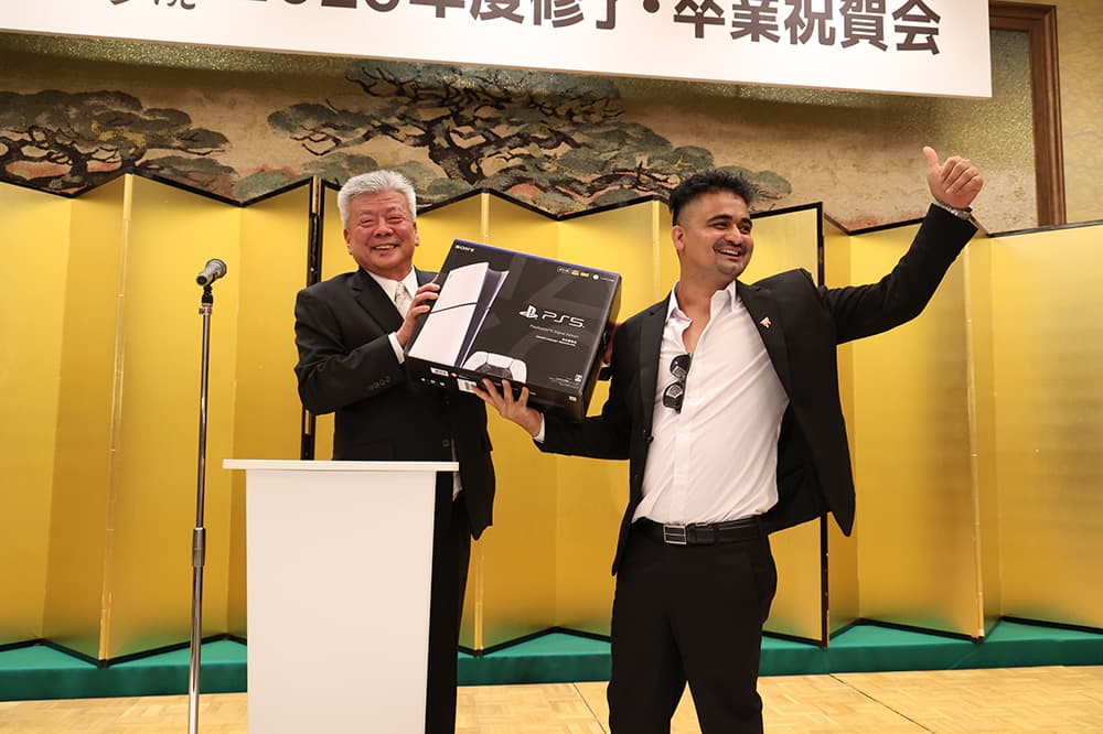 修了・卒業祝賀会では，協賛企業提供の景品抽選会も。当選が発表されるたびに大きな歓声が上がりました