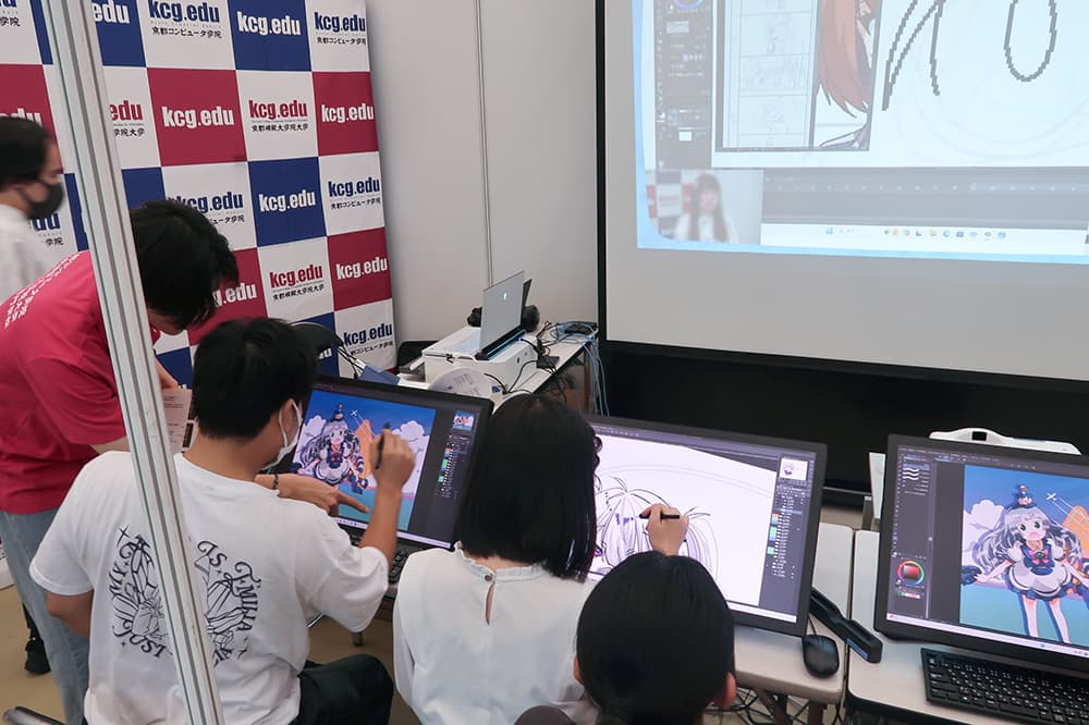 液晶タブレットを使ったイラスト制作を体験する来場者。KCGの学生スタッフが操作をサポートしました