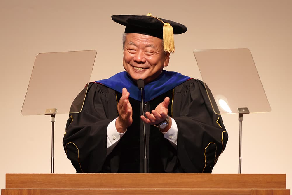 2026年度秋学期入学式で式辞を述べる長谷川亘KCGI・KCG・KCGM総長（2026年9月30日，KCGI京都駅前サテライト・KCG京都駅前校6階大ホール）