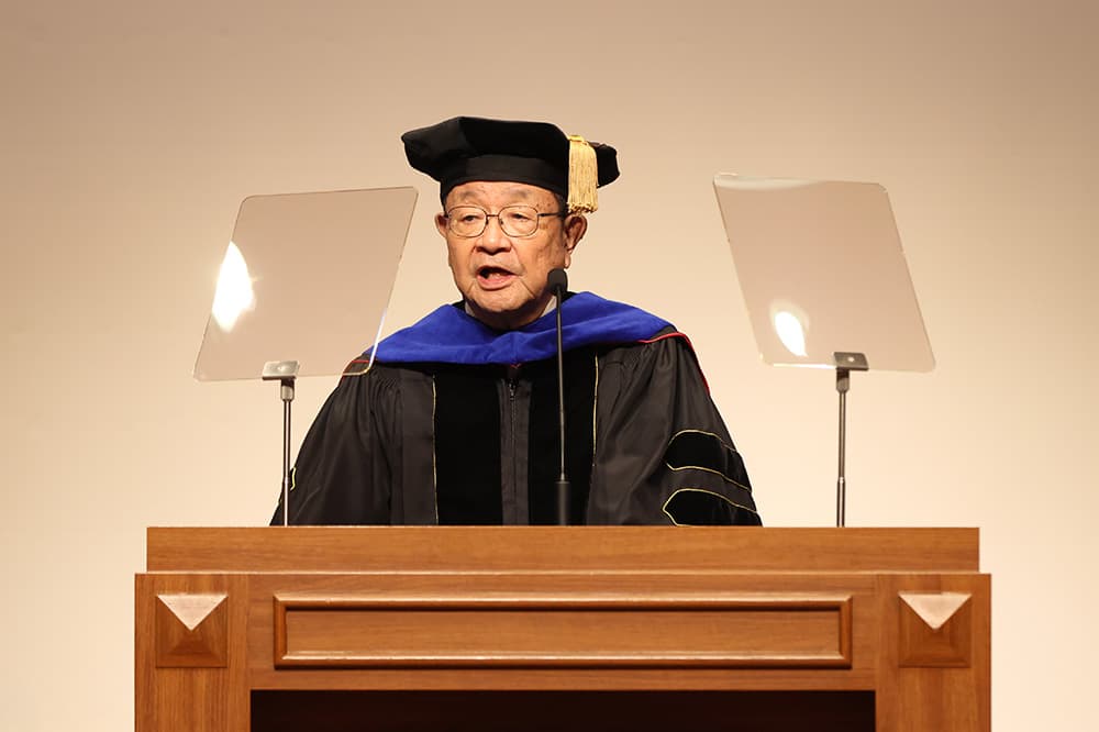 式辞を述べる寺下陽一KCGI学長