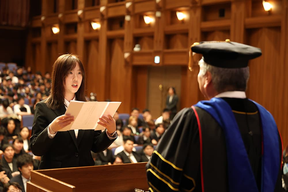 新入生を代表して，KCGI応用情報技術研究科の朱さんが力強く宣誓しました