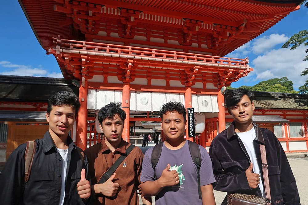 下鴨神社を訪れ，京都ならではの風景を楽しみました。